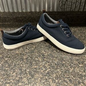 Navy Canvas Cat and  Jack Jett low tops. Youth sz 5 . Excellent shape